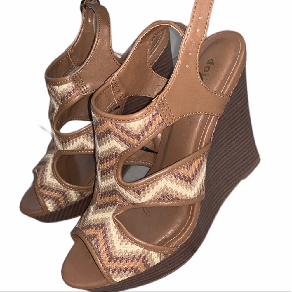 Dollhouse 7.5 W Tan wedge sandals